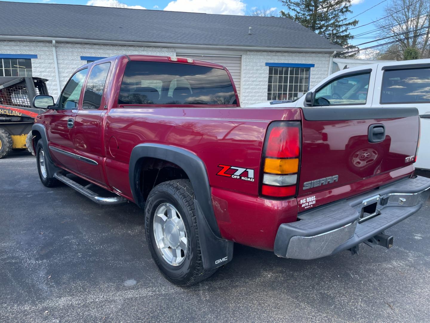 2007 Red /tan GMC Sierra Classic 1500 SL Ext. Cab 4WD (1GTEK19Z07Z) with an 5.3L V8 OHV 16V FFV engine, 4-Speed Automatic Overdrive transmission, located at 101 N. Main Street, Muncy, PA, 17756, (570) 546-5462, 41.207691, -76.785942 - Photo#2